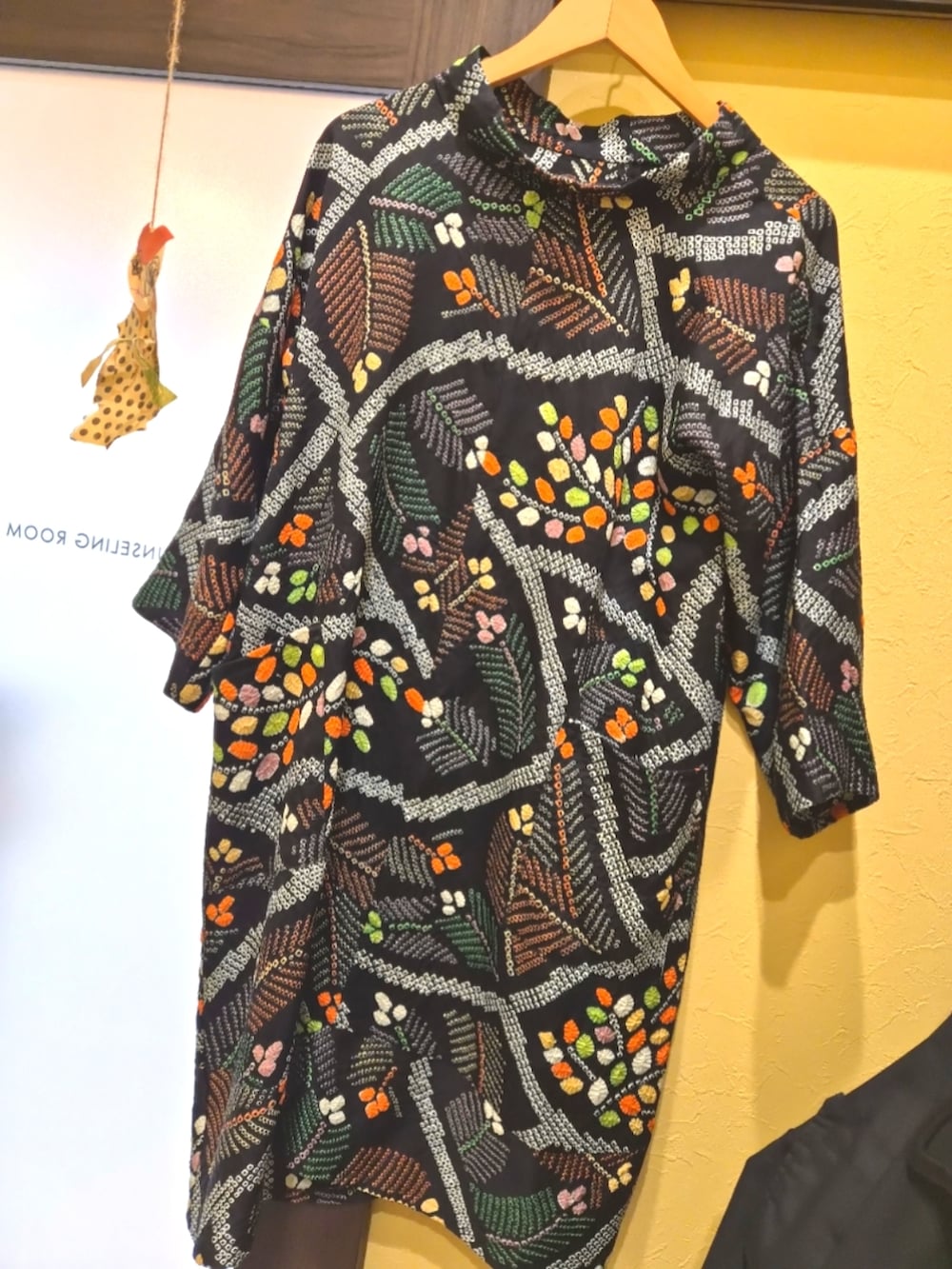 ブラック系のブーツ、ブラック系のデニムパンツ、ブラック系のショルダーバッグを着用したレディースの春コーディネートの4枚目の写真