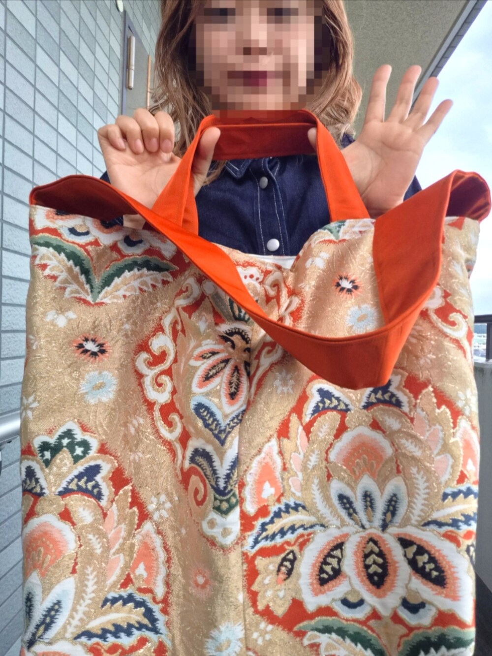 その他のメッセンジャーバッグを着用したレディースの秋コーディネートの3枚目の写真
