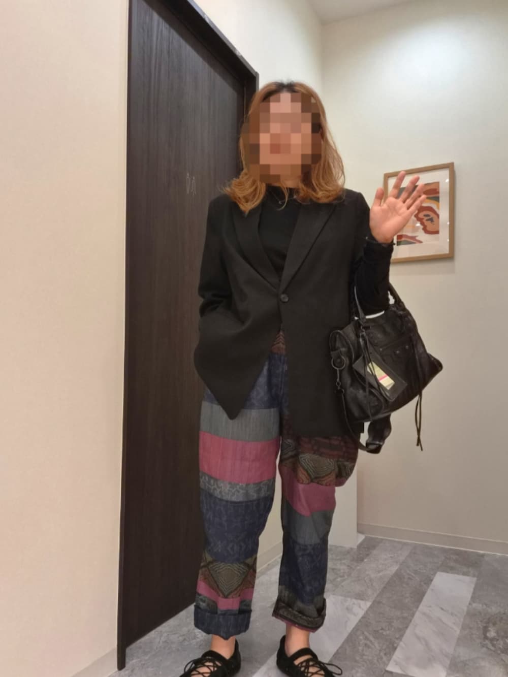 その他のその他パンツ、ブラック系のバレエシューズ、ブラック系のテーラードジャケットを着用したレディースの秋コーディネートの2枚目の写真