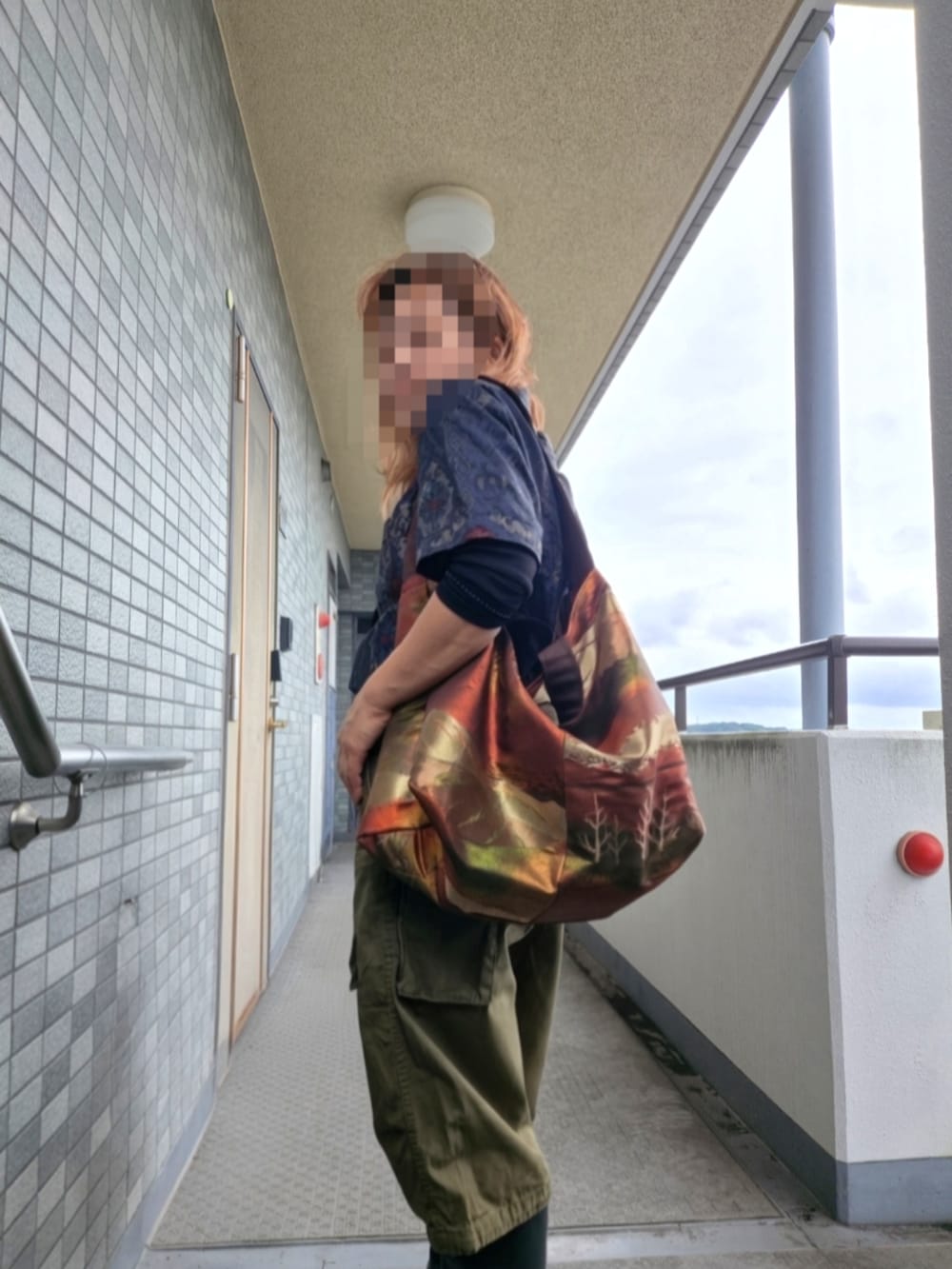 グリーン系のカーゴパンツ、ブルー系のシャツ/ブラウス、ブラウン系のショルダーバッグを着用したレディースの秋コーディネートの3枚目の写真