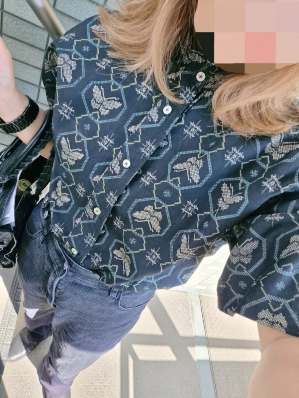 ブラック系のシャツ/ブラウス、ブラック系のトートバッグを着用したレディースの夏コーディネートの3枚目の写真