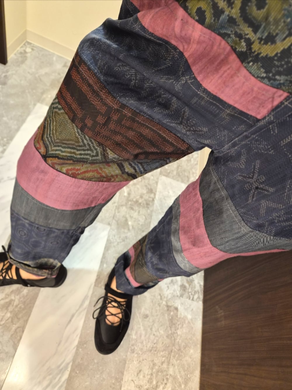 その他のその他パンツ、ブラック系のバレエシューズ、ブラック系のテーラードジャケットを着用したレディースの秋コーディネートの3枚目の写真