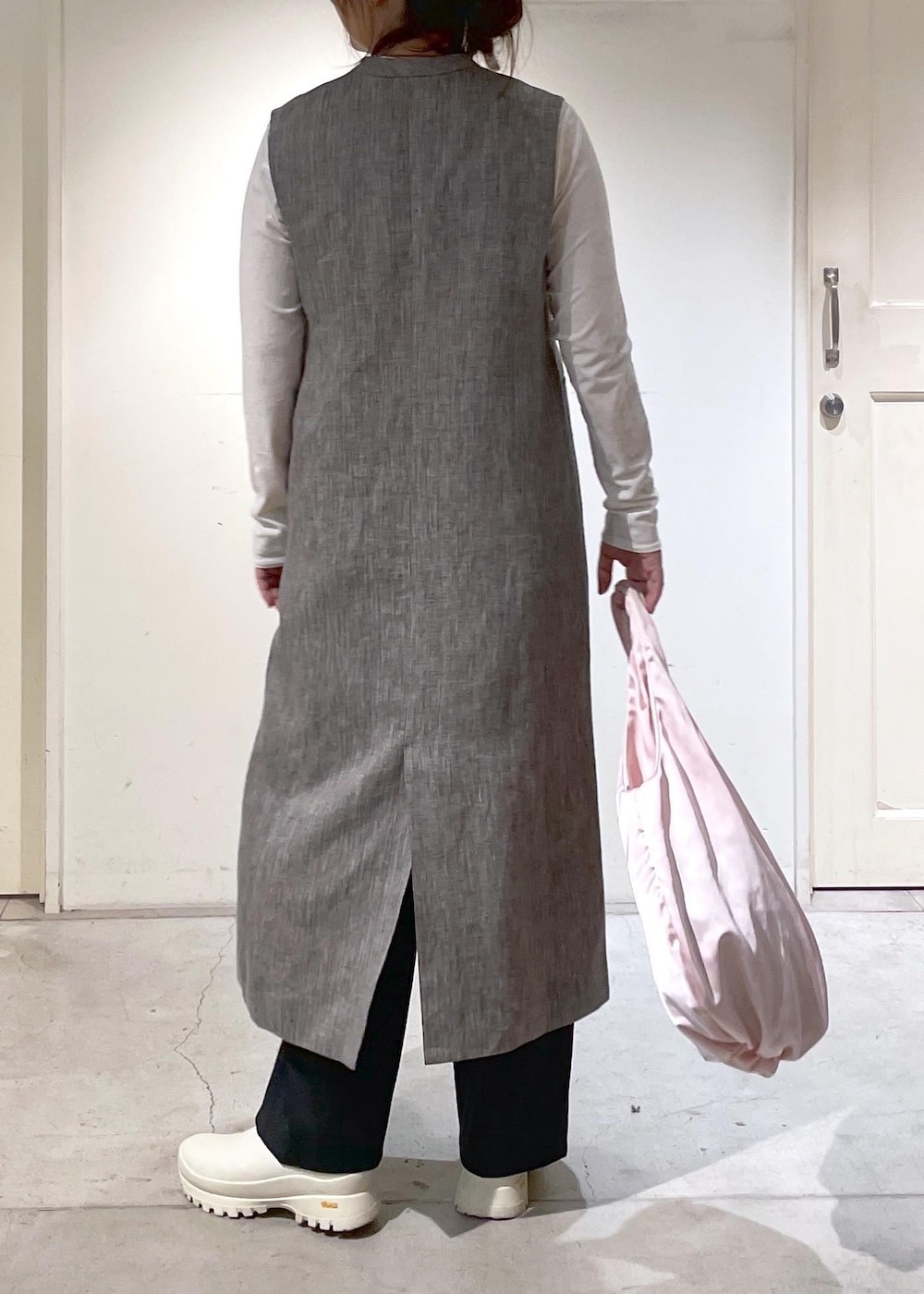 ブラック系のジャンパースカート、ブラック系のその他パンツ、ホワイト系のTシャツ/カットソーを着用したレディースの冬コーディネートの4枚目の写真