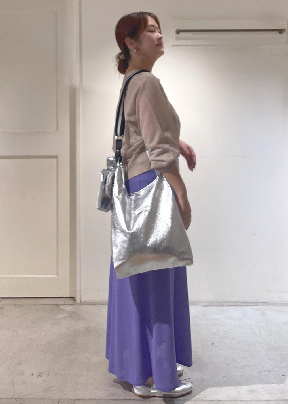 「Americana、マルチウェイバッグ、別注、シアーカーディガン、KINAN、イエベスプリング、骨格ストレート、porselli、ベージュ、シルバー、バレエシューズ、SALON adam et ropé、スカート」|「AMERICANAの【Americana for SALON】別注バッグ&ポーチセット ブラック/メタリック(トートバッグ、シルバー系)」を使った、yulyulさん(レディース・159cm)の夏コーディネートの2枚目の写真