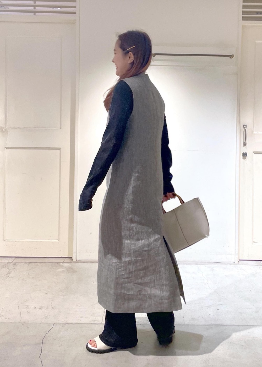 「ジレ、サロンアダムエロペ、ARTESANOS、アルテサノス、ハンドバッグ、バンブーハンドル、ジャンパースカート、SALON adam et ropé、骨格ストレート、イエベ、レイヤード、春ファッション、秋ファッション、冬ファッション、体型カバー」|「SALON adam et rope'のシアーベロアタッチクルーネックプルオーバー(Tシャツ/カットソー、ブラック系)」を使った、yulyulさん(レディース・159cm)の冬コーディネートの2枚目の写真