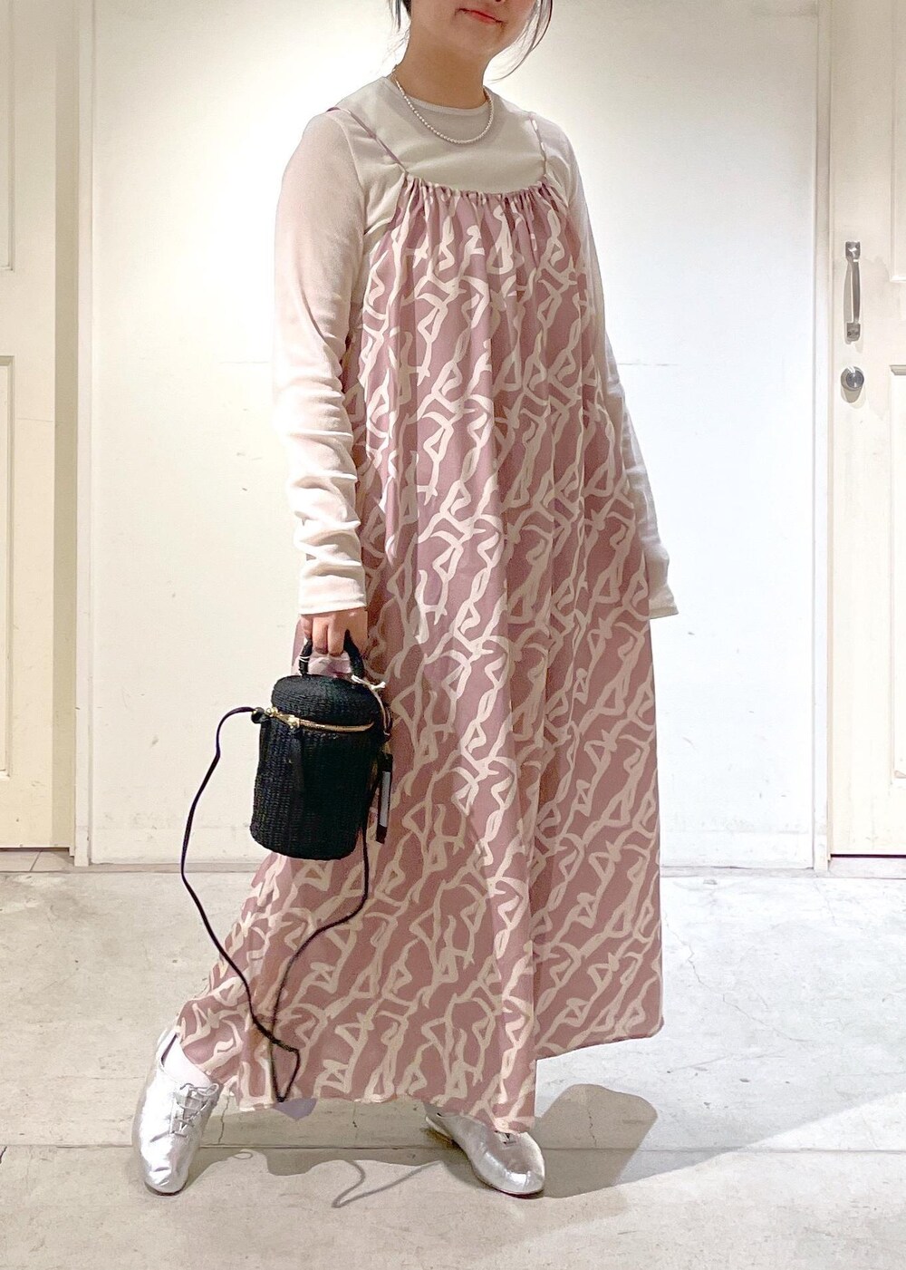 「BAGMATI、バグマティ、ポルセリ、キャミワンピース、柄ワンピ、ショルダーバッグ、ポシェット、ワンピース、シルバー、サロンアダムエロペ、SALON adam et ropé、24SS春の新作、骨格ストレート、イエベ、大人カジュアル」|「SALON adam et rope'のシアーベロアタッチクルーネックプルオーバー(Tシャツ/カットソー、ホワイト系)」を使った、yulyulさん(レディース・159cm)の春コーディネートの2枚目の写真