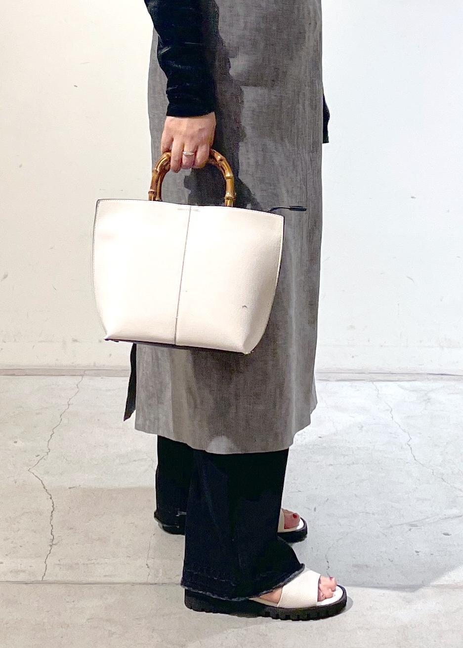「ジレ、サロンアダムエロペ、ARTESANOS、アルテサノス、ハンドバッグ、バンブーハンドル、ジャンパースカート、SALON adam et ropé、骨格ストレート、イエベ、レイヤード、春ファッション、秋ファッション、冬ファッション、体型カバー」|「SALON adam et rope'のシアーベロアタッチクルーネックプルオーバー(Tシャツ/カットソー、ブラック系)」を使った、yulyulさん(レディース・159cm)の冬コーディネートの3枚目の写真