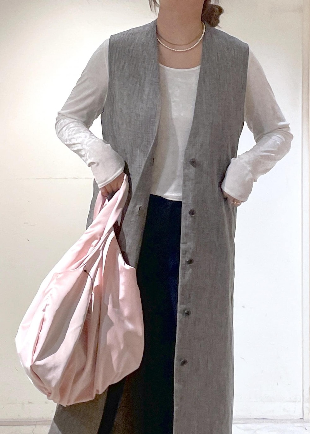 ブラック系のジャンパースカート、ブラック系のその他パンツ、ホワイト系のTシャツ/カットソーを着用したレディースの冬コーディネートの5枚目の写真