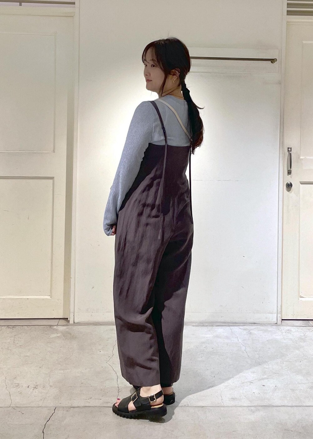 ブルー系のTシャツ/カットソー、ホワイト系のショルダーバッグ、グレー系のつなぎ/オールインワンを着用したレディースの春コーディネートの2枚目の写真