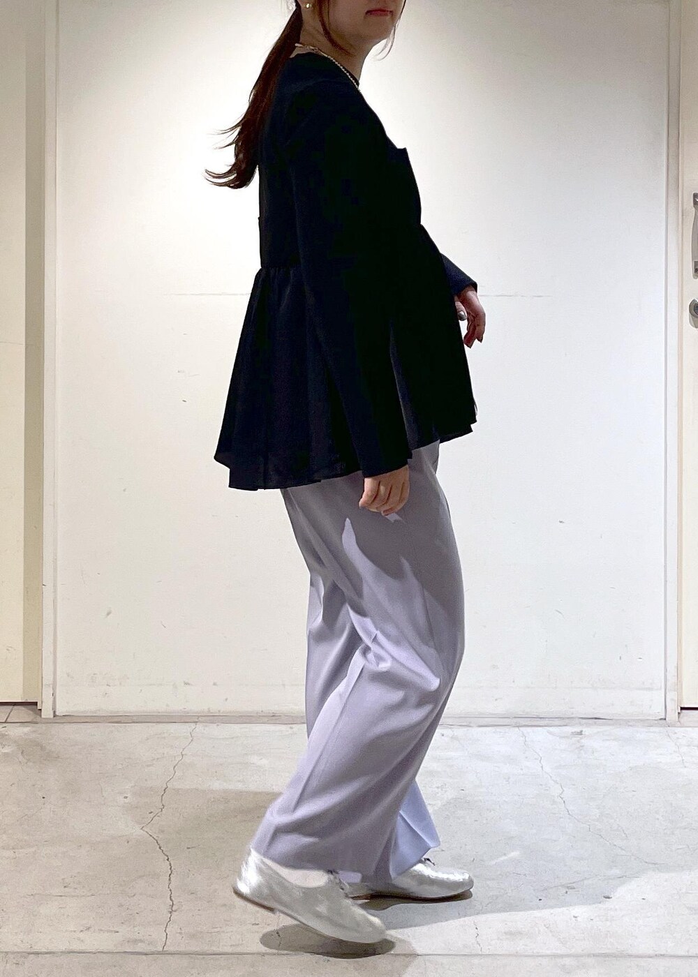 シルバー系のその他シューズ、ホワイト系のトートバッグ、ブラック系のTシャツ/カットソーを着用したレディースの春コーディネートの5枚目の写真