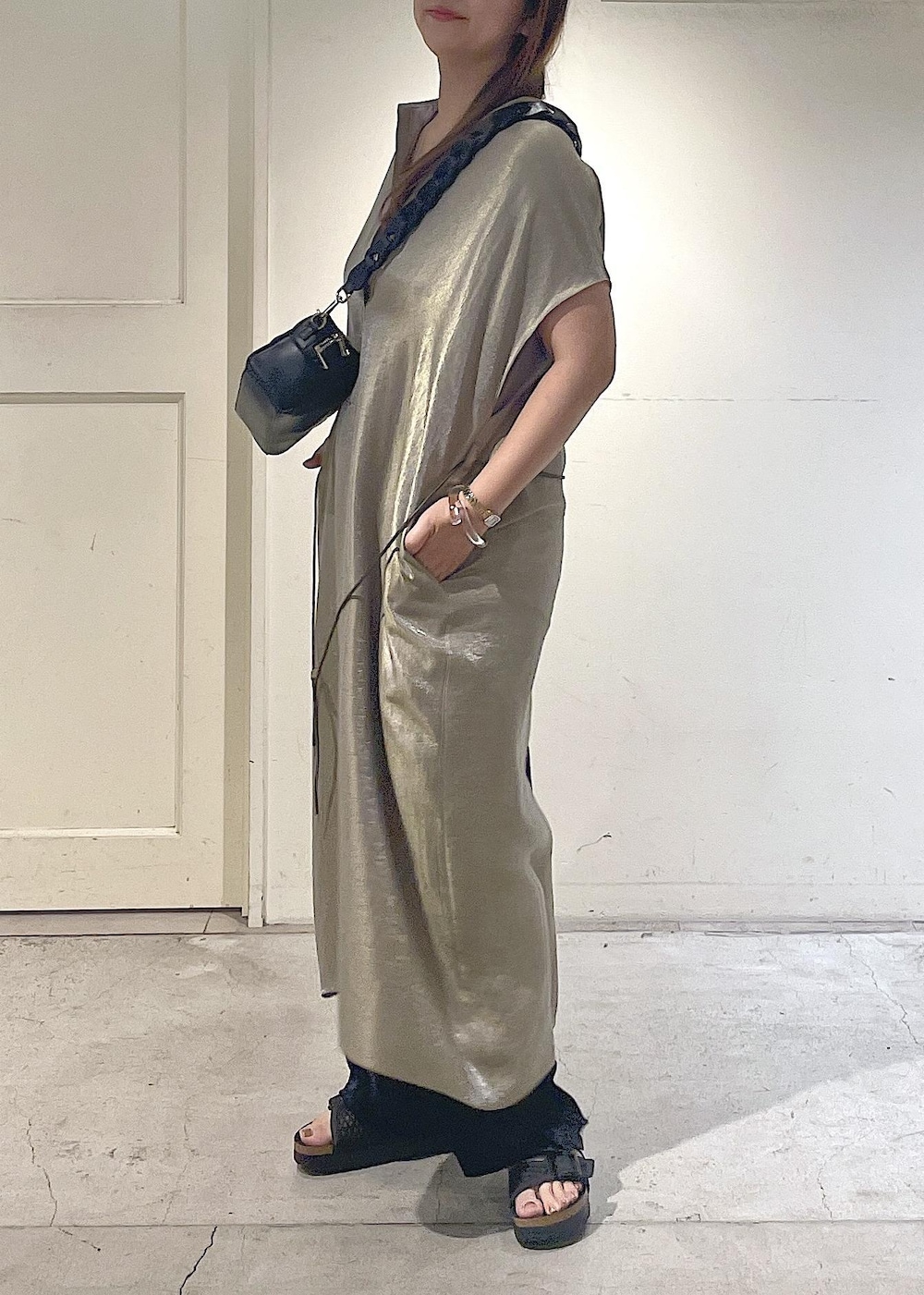 ブラック系のその他パンツ、ブラック系のショルダーバッグ、ブラック系のサンダルを着用したレディースの春コーディネートの5枚目の写真