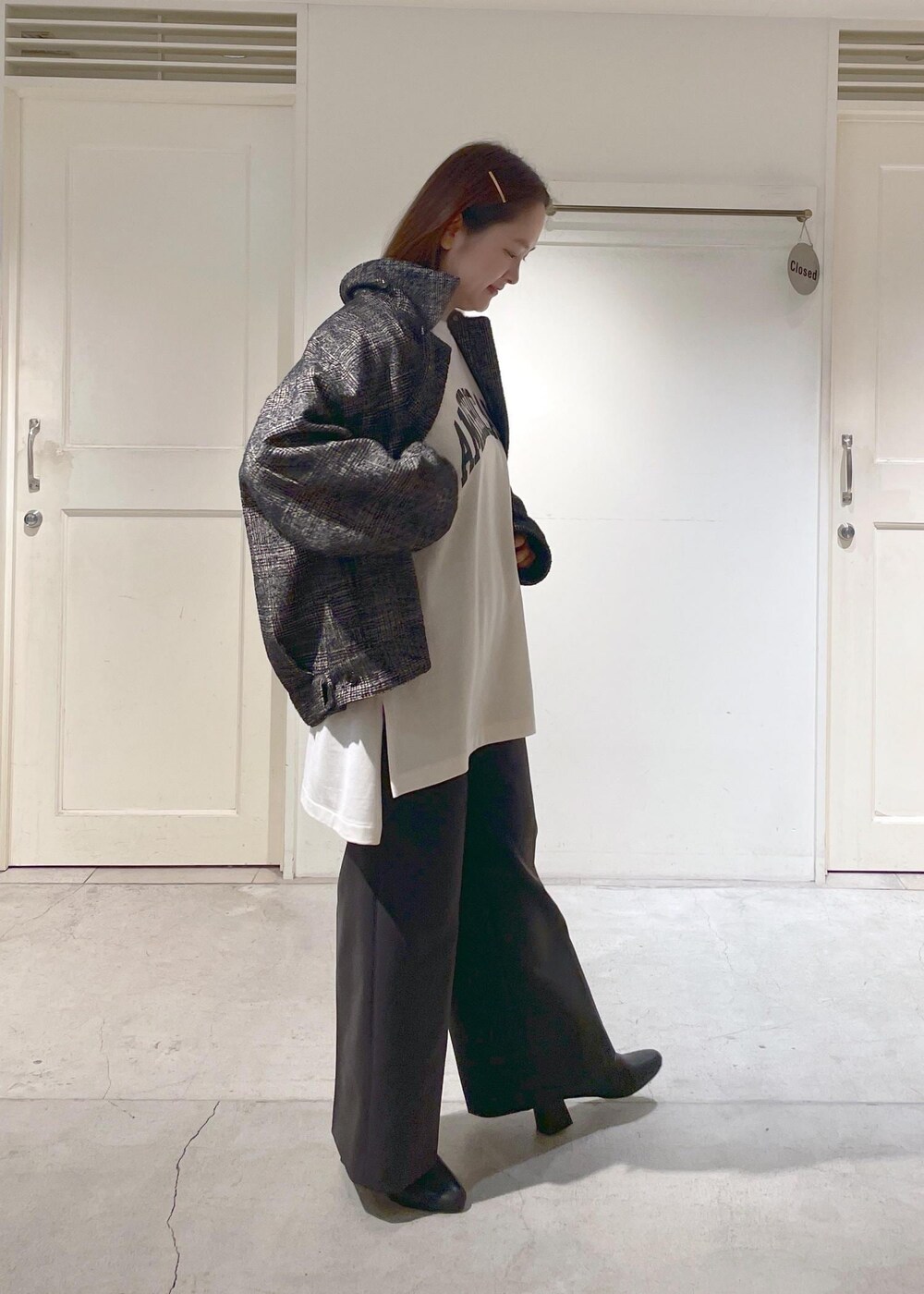 ブラック系のブーツ、グレー系のその他パンツ、ブラック系のブルゾンを着用したレディースの秋コーディネートの3枚目の写真