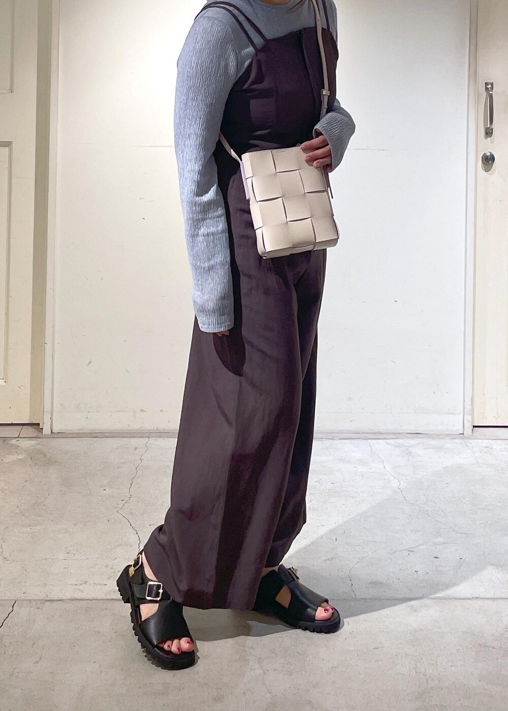 ブルー系のTシャツ/カットソー、ホワイト系のショルダーバッグ、グレー系のつなぎ/オールインワンを着用したレディースの春コーディネートの3枚目の写真