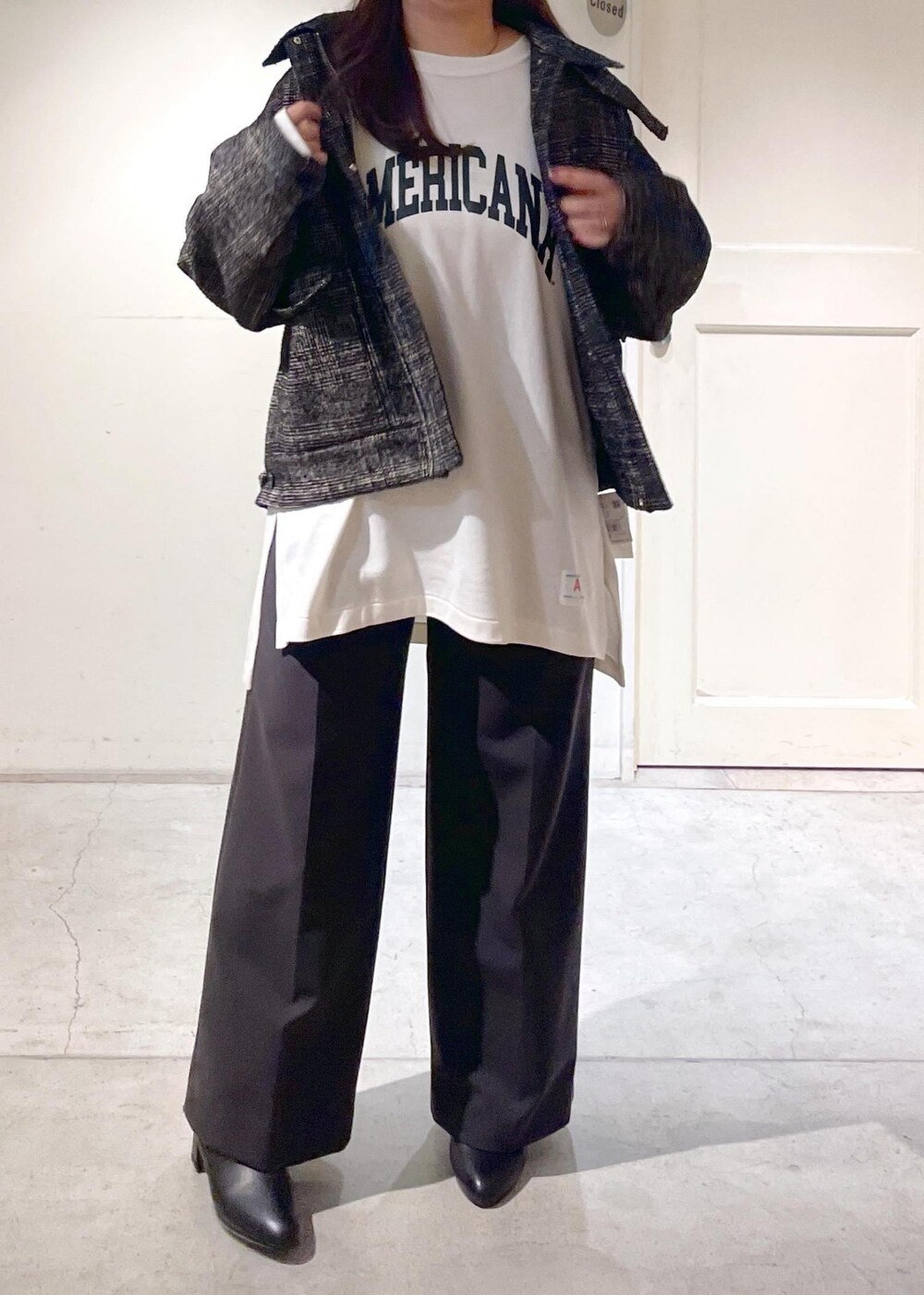 ブラック系のブーツ、グレー系のその他パンツ、ブラック系のブルゾンを着用したレディースの秋コーディネートの6枚目の写真