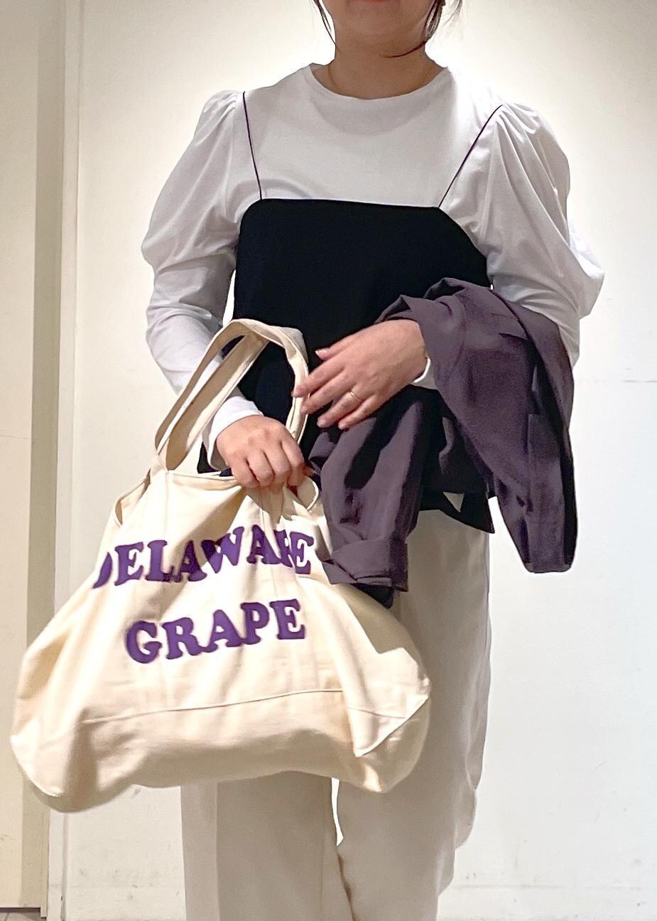 ブラック系のキャミソール、ホワイト系のスラックス、グレー系のテーラードジャケットを着用したレディースの春コーディネートの4枚目の写真