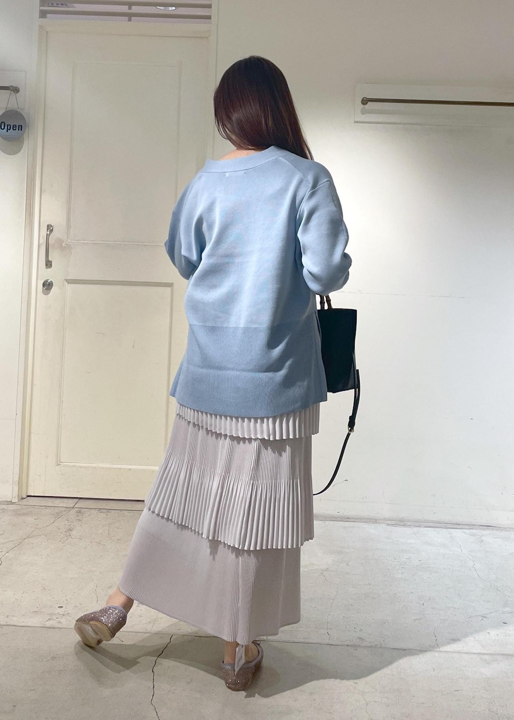 その他のバレエシューズ、グレー系のスカート、ブルー系のカーディガン/ボレロを着用したレディースの冬コーディネートの2枚目の写真