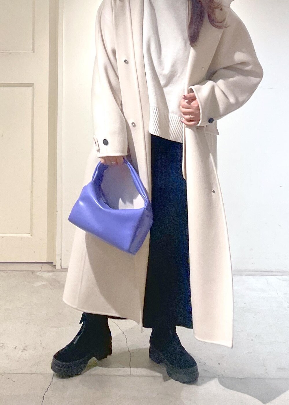 ホワイト系のその他アウター、パープル系のハンドバッグ、ホワイト系のニット/セーターを着用したレディースの冬コーディネートの3枚目の写真