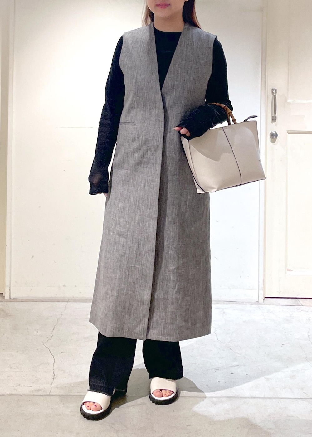 「ジレ、サロンアダムエロペ、ARTESANOS、アルテサノス、ハンドバッグ、バンブーハンドル、ジャンパースカート、SALON adam et ropé、骨格ストレート、イエベ、レイヤード、春ファッション、秋ファッション、冬ファッション、体型カバー」|「SALON adam et rope'のシアーベロアタッチクルーネックプルオーバー(Tシャツ/カットソー、ブラック系)」を使った、yulyulさん(レディース・159cm)の冬コーディネートの4枚目の写真