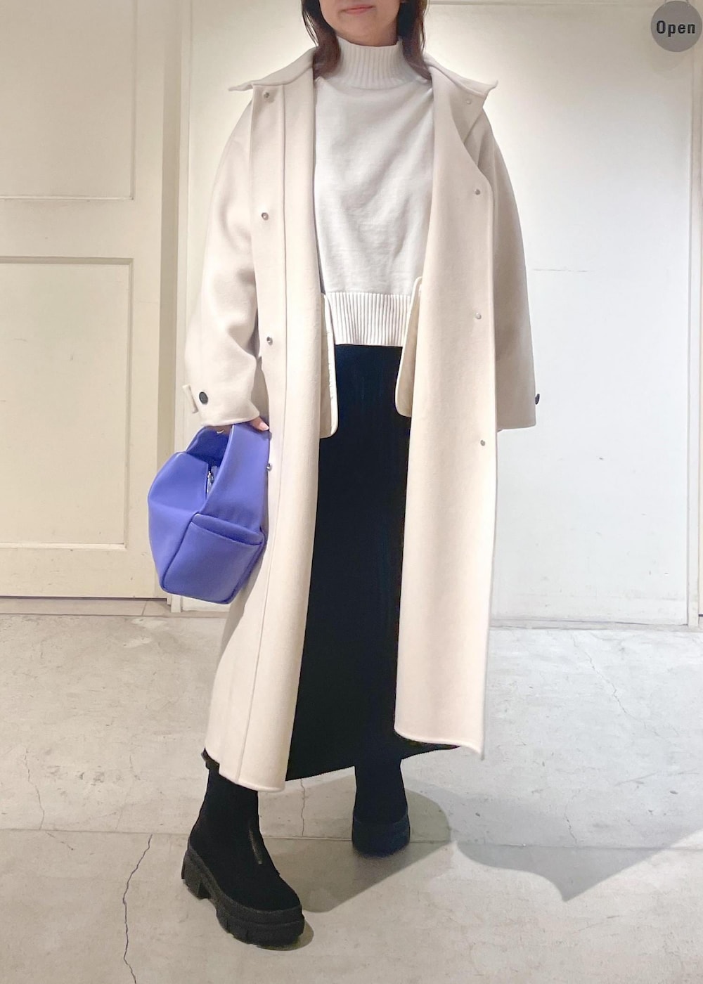 ホワイト系のその他アウター、パープル系のハンドバッグ、ホワイト系のニット/セーターを着用したレディースの冬コーディネートの4枚目の写真