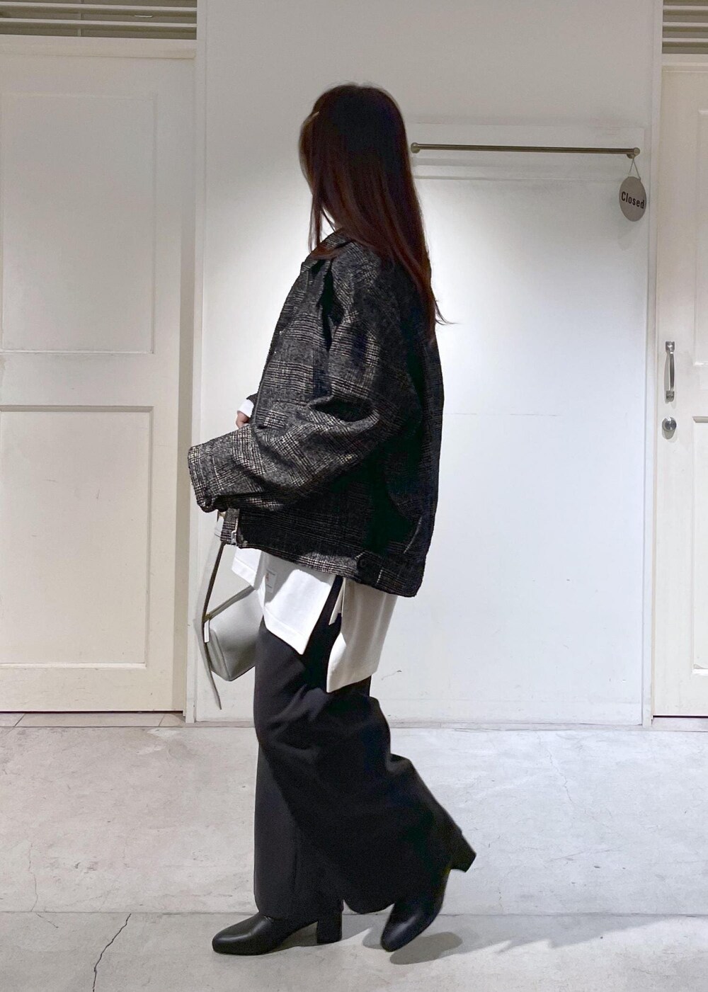 ブラック系のブーツ、グレー系のその他パンツ、ブラック系のブルゾンを着用したレディースの秋コーディネートの5枚目の写真