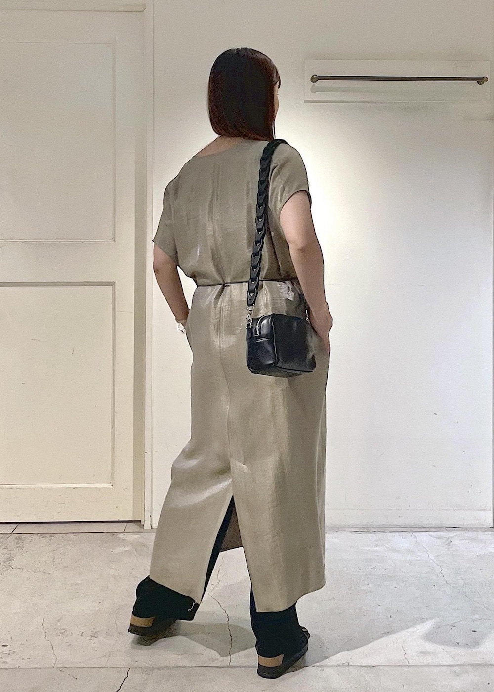 ブラック系のその他パンツ、ブラック系のショルダーバッグ、ブラック系のサンダルを着用したレディースの春コーディネートの4枚目の写真