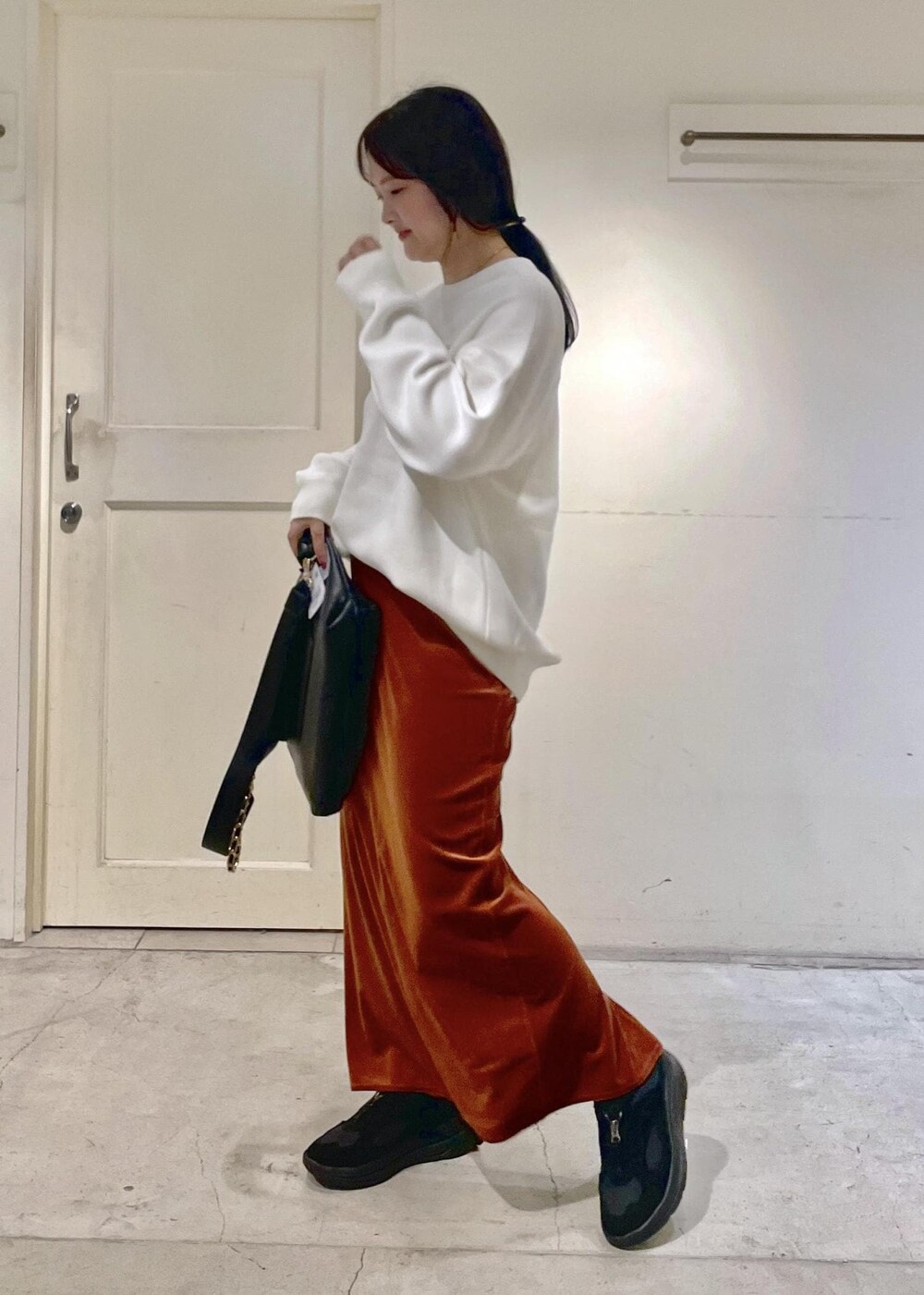 「23AW秋の新作、UGG、骨格ストレート、イエベスプリング、ベロア、バッグ、ホワイト、プルオーバー、長袖、クルーネック、スウェット、タイトスカート、スニーカー、SALON adam et ropé」|「SALON adam et rope'のスウェットライクオーバーサイズニット【洗える】(スウェット、ホワイト系)」を使った、yulyulさん(レディース・159cm)の夏コーディネートの2枚目の写真