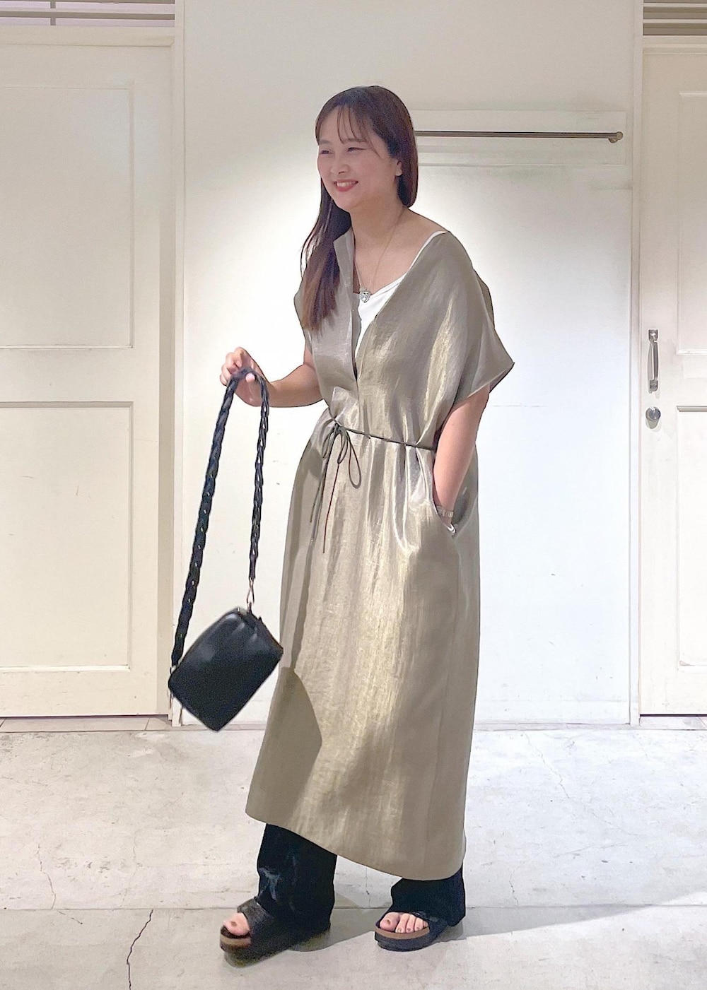 ブラック系のその他パンツ、ブラック系のショルダーバッグ、ブラック系のサンダルを着用したレディースの春コーディネートの2枚目の写真