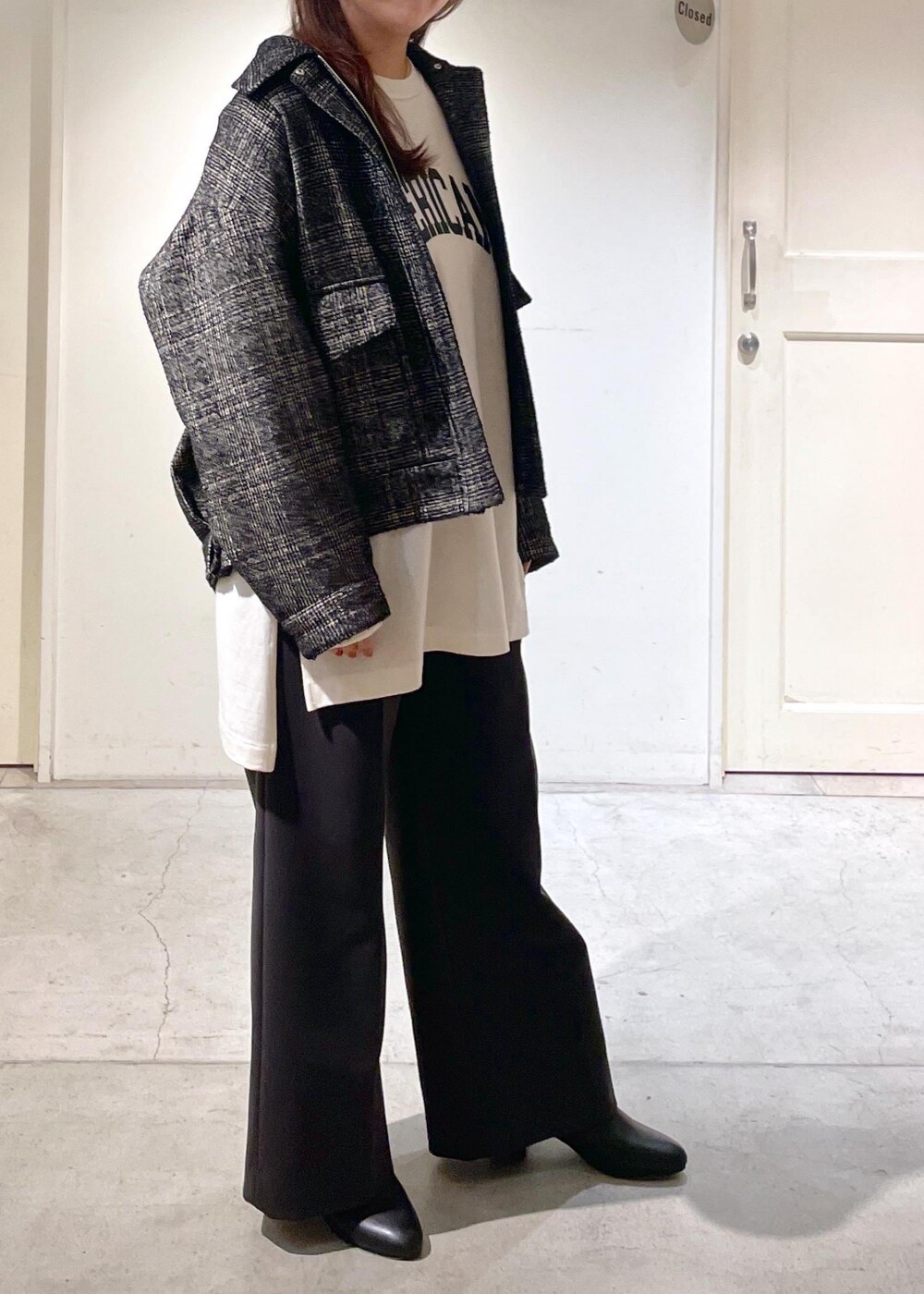 ブラック系のブーツ、グレー系のその他パンツ、ブラック系のブルゾンを着用したレディースの秋コーディネートの7枚目の写真