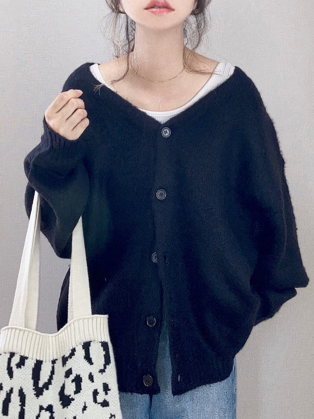 「MOCO2、moco2ニット、WEGO、モヘアライクニット、PR、レオパード、カーディガン、デニムパンツ、スニーカー、秋コーデ、パンツスタイル、ビッグシルエット、プチプラ、デニム」｜「WEGOのWEGO/【一部カラーWEB限定】モヘアライクBIGカーディガン（カーディガン/ボレロ、ブラック系）」を使った、ぴょんさん（レディース・167cm）の秋コーディネートの3枚目の写真