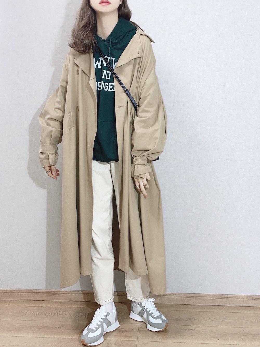 「パーカー、トレンチコート、カラーパレット、着回しコーデ、グリーン、春コーデ、プチプラ、ロングコート、ビッグシルエット、ボリューム袖、スニーカーコーデ、白スニーカー、春アウター」｜「ECRIREの【ぴょんコラボ】GILDANロゴプリントパーカー（パーカー、グリーン系）」を使った、ぴょんさん（レディース・167cm）の冬コーディネートの3枚目の写真