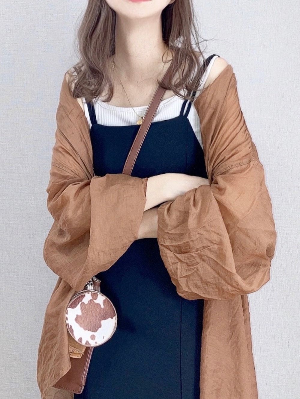 ブラック系のワンピース、ブラウン系のシャツ/ブラウス、ブラウン系のショルダーバッグを着用したレディースの秋コーディネートの2枚目の写真