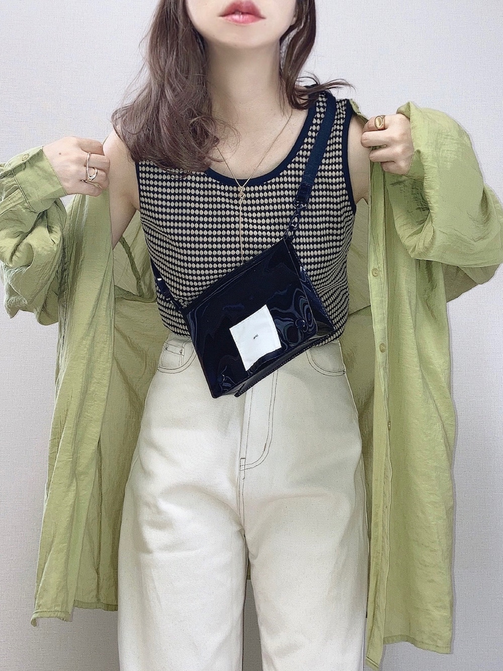 「グリーン、シアーシャツ、カラー×コーデ、白パンツ、グルカサンダル、レイヤードスタイル、ビタミンカラー、タックイン、ボリューム袖、シャツスタイル、きれいめカジュアル、休日スタイル、クリアバッグ」｜「classicalelfのレトロに魅せられて。ハニカム柄ジャガードタンクトップ（タンクトップ、ブラック系）」を使った、ぴょんさん（レディース・167cm）の夏コーディネートの2枚目の写真