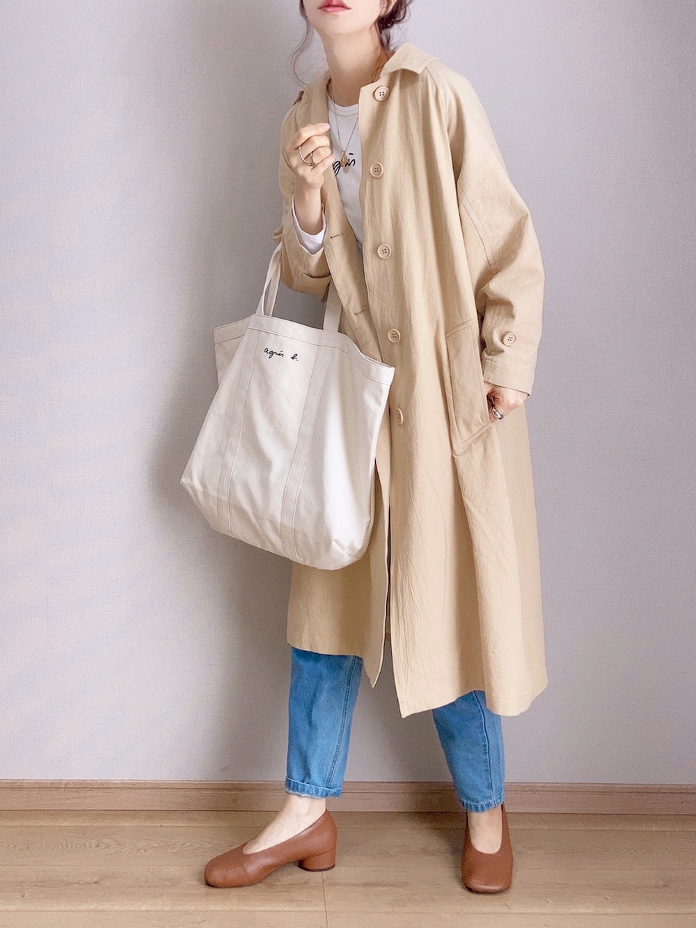 「春服デビュー宣言、ステンカラーコート、春アウター、デニムパンツ、トートバッグ、スクエアトゥ、#春コーデ、プチプラ、きれいめカジュアル、春服みてみて」｜「Crispのステンカラーコート（ステンカラーコート、ベージュ系）」を使った、ぴょんさん（レディース・167cm）の春コーディネートの2枚目の写真