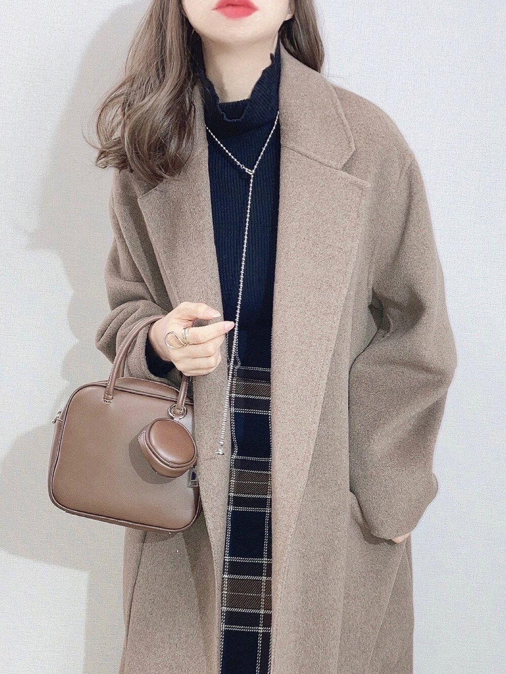「クリスマスに着たい服、チェック柄に恋してる、チェックスカート、シンプルコーデ、ロングコート、ミニバッグ、ハイネック、エレガント、ビッグシルエット、冬コーデ、マーメイドスカート、マイベストコーデ2021、プチプラ、きれいめカジュアル」｜「natural coutureの【WEB限定】合皮&ビッグチェックウエストマーメイドスカート　Mサイズ（スカート、ブラウン系）」を使った、ぴょんさん（レディース・167cm）の冬コーディネートの2枚目の写真