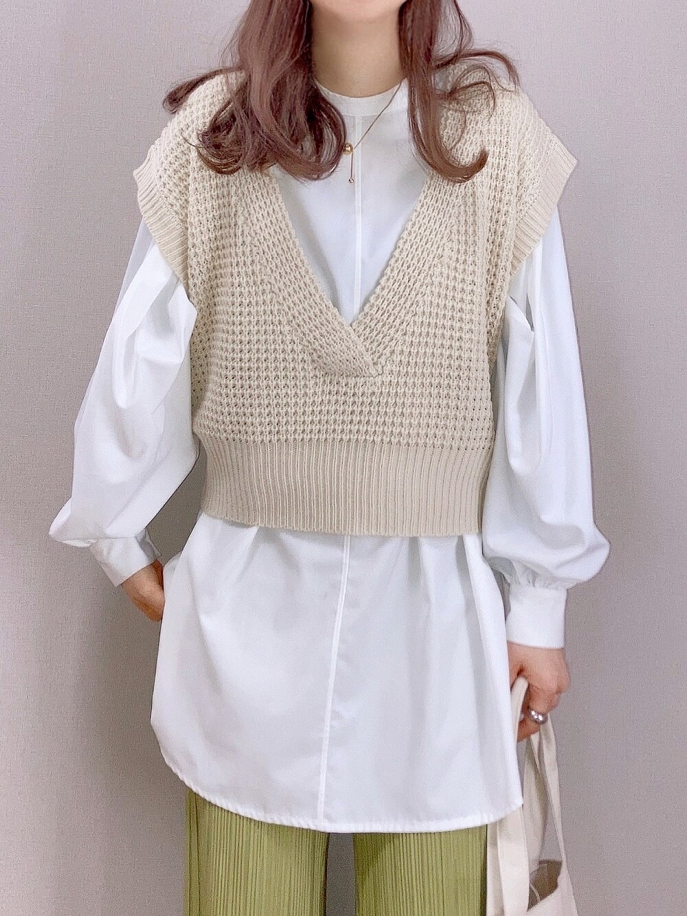 ホワイト系のベスト、ホワイト系のシャツ/ブラウス、グリーン系のその他パンツを着用したレディースの春コーディネートの3枚目の写真