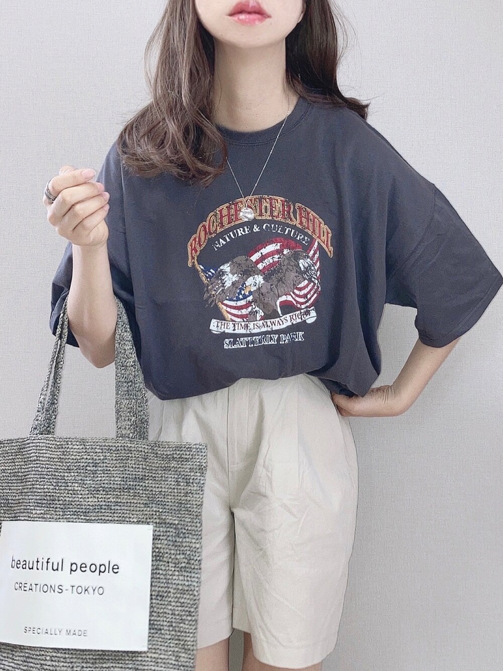 ブラック系のTシャツ/カットソー、ベージュ系のその他パンツ、グレー系のトートバッグを着用したレディースの春コーディネートの2枚目の写真