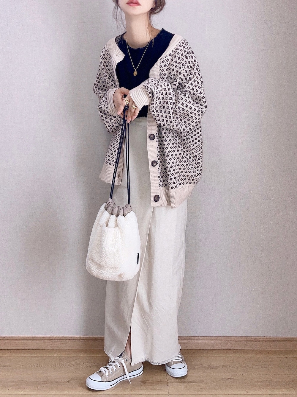 ベージュ系のカーディガン/ボレロ、ベージュ系のスカート、ベージュ系のショルダーバッグを着用したレディースの秋コーディネートの2枚目の写真