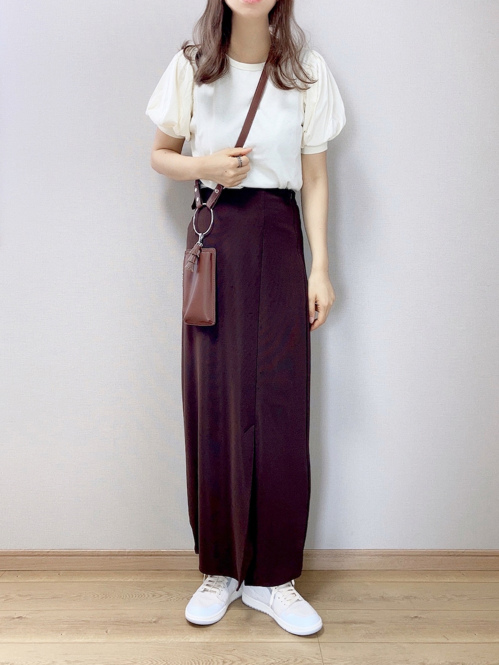 ホワイト系のTシャツ/カットソー、ブラウン系のスカート、ブラウン系のショルダーバッグを着用したレディースの春コーディネートの2枚目の写真