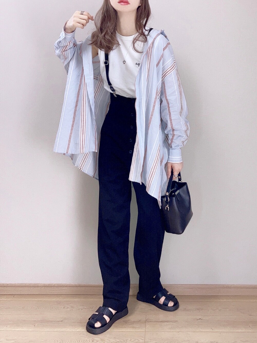 ブルー系のシャツ/ブラウス、ホワイト系のTシャツ/カットソー、ブラック系のサロペット/オーバーオールを着用したレディースの春コーディネートの3枚目の写真