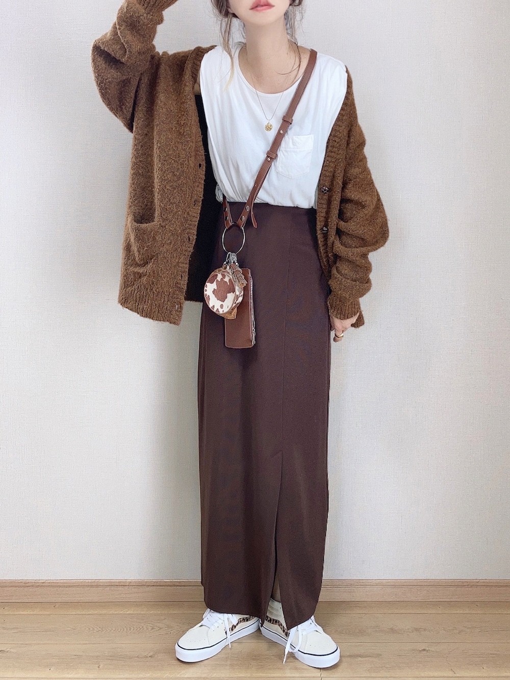 ブラウン系のスカート、ブラウン系のショルダーバッグ、ブラウン系のカーディガン/ボレロを着用したレディースの秋コーディネートの2枚目の写真