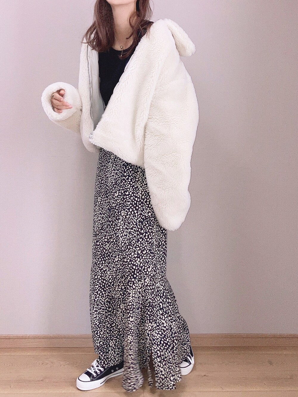 ホワイト系のその他アウター、ブラック系のTシャツ/カットソー、ブラック系のスカートを着用したレディースの秋コーディネートの2枚目の写真