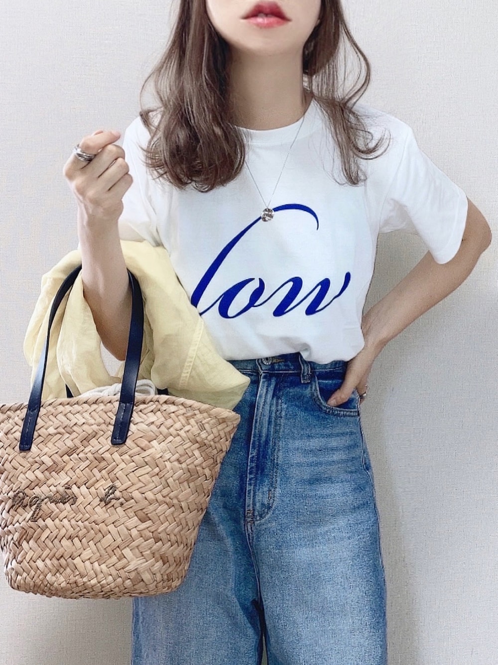 ホワイト系のTシャツ/カットソー、イエロー系のシャツ/ブラウス、ブルー系のデニムパンツを着用したレディースの夏コーディネートの2枚目の写真