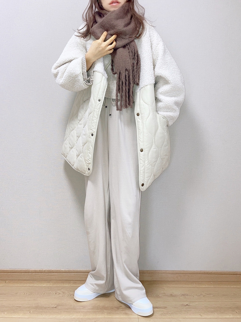 ホワイト系のブルゾン、ホワイト系のニット/セーター、ホワイト系のスニーカーを着用したレディースの秋コーディネートの2枚目の写真