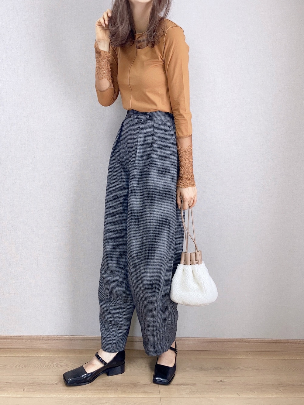 グレー系のその他パンツ、イエロー系のTシャツ/カットソー、ブラック系のパンプスを着用したレディースの秋コーディネートの3枚目の写真