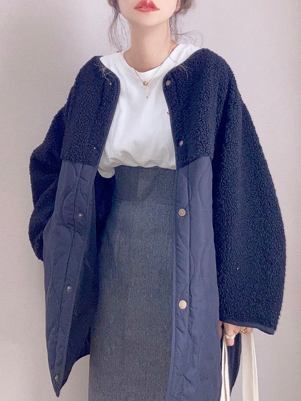 「秋冬コーデ、キルティング、ボアジャケット、プチプラ、モノトーン、レオパード、スニーカー、大人カジュアル、きれいめカジュアル、シンプルコーデ、ビッグシルエット、キルティングジャケット、コンバース」｜「CORNERSのキルティング×ボア切替M-65ショートコート（ブルゾン、ブラック系）」を使った、ぴょんさん（レディース・167cm）の秋コーディネートの2枚目の写真