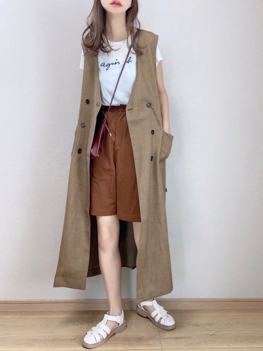 ブラウン系のベスト、ホワイト系のTシャツ/カットソー、ブラウン系のその他パンツを着用したレディースの夏コーディネートの2枚目の写真