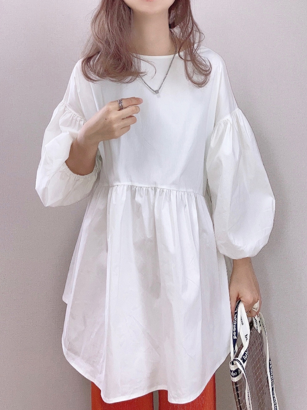 ホワイト系のシャツ/ブラウス、オレンジ系のその他パンツ、ブラック系のショルダーバッグを着用したレディースの夏コーディネートの2枚目の写真