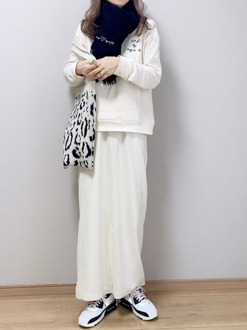 「アニエスベー、agnes b.、tobbyagnesb、PR、マフラーぐるぐる、モノトーンコーデ、モノトーン、ホワイトコーデ、エアマックス、コーデュロイ、トートバッグ、冬コーデ」|「To b. by agnes b.のWT35 PULLOVER スリーレイヤードロゴプルオーバー(スウェット、ホワイト系)」を使った、ぴょんさん(レディース・167cm)の冬コーディネートの2枚目の写真