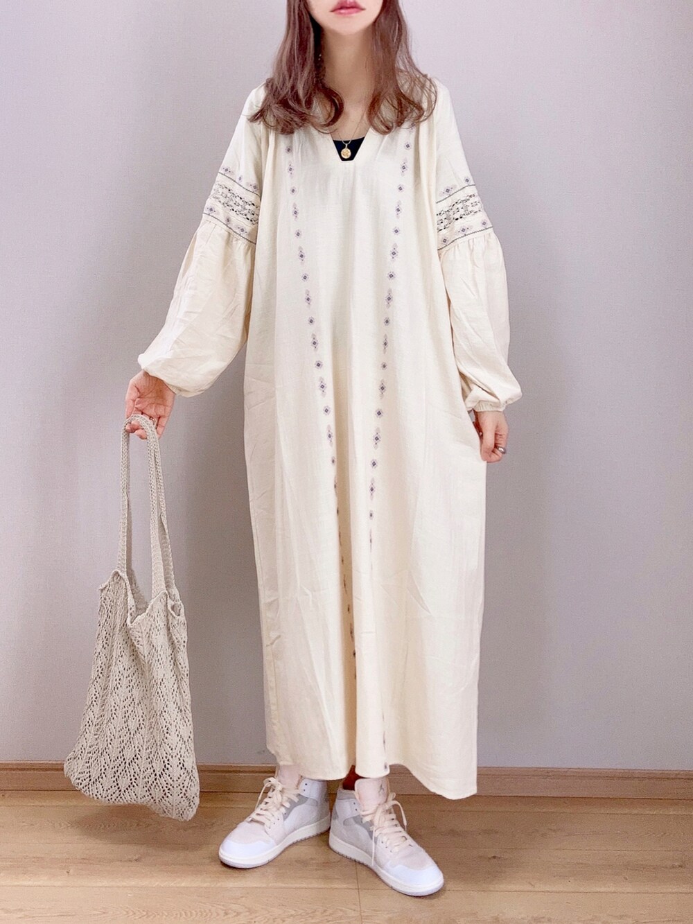 ホワイト系のワンピース、ホワイト系のトートバッグ、ホワイト系のスニーカーを着用したレディースの春コーディネートの2枚目の写真