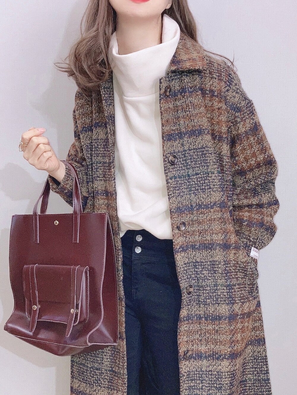 「クリスマスに着たい服、チェック柄に恋してる、シンプルコーデ、休日スタイル、タートルネック、ハイネック、スクエアバッグ、スニーカー、プチプラ、冬コーデ、あったかコーデ、マイベストコーデ2021、コンバース」|「CORNERSのボリューム袖チェックロングコート(ステンカラーコート、ブラウン系)」を使った、ぴょんさん(レディース・167cm)の冬コーディネートの2枚目の写真
